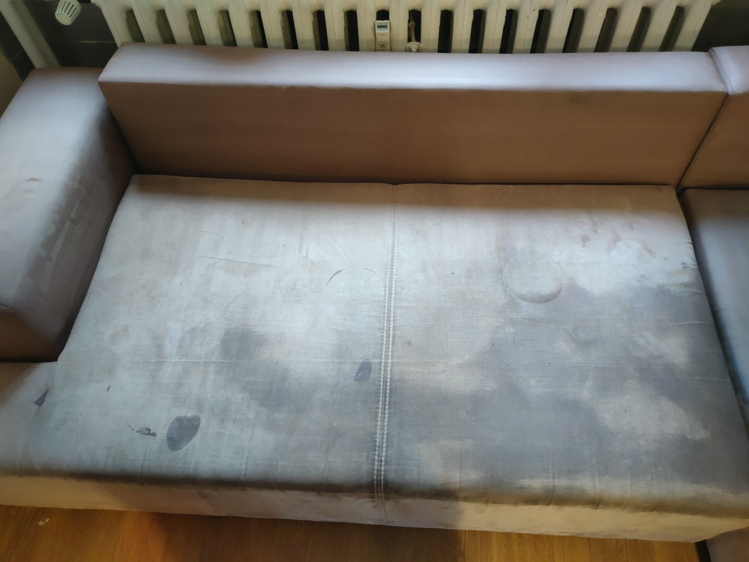 Brudna kanapa przed praniem